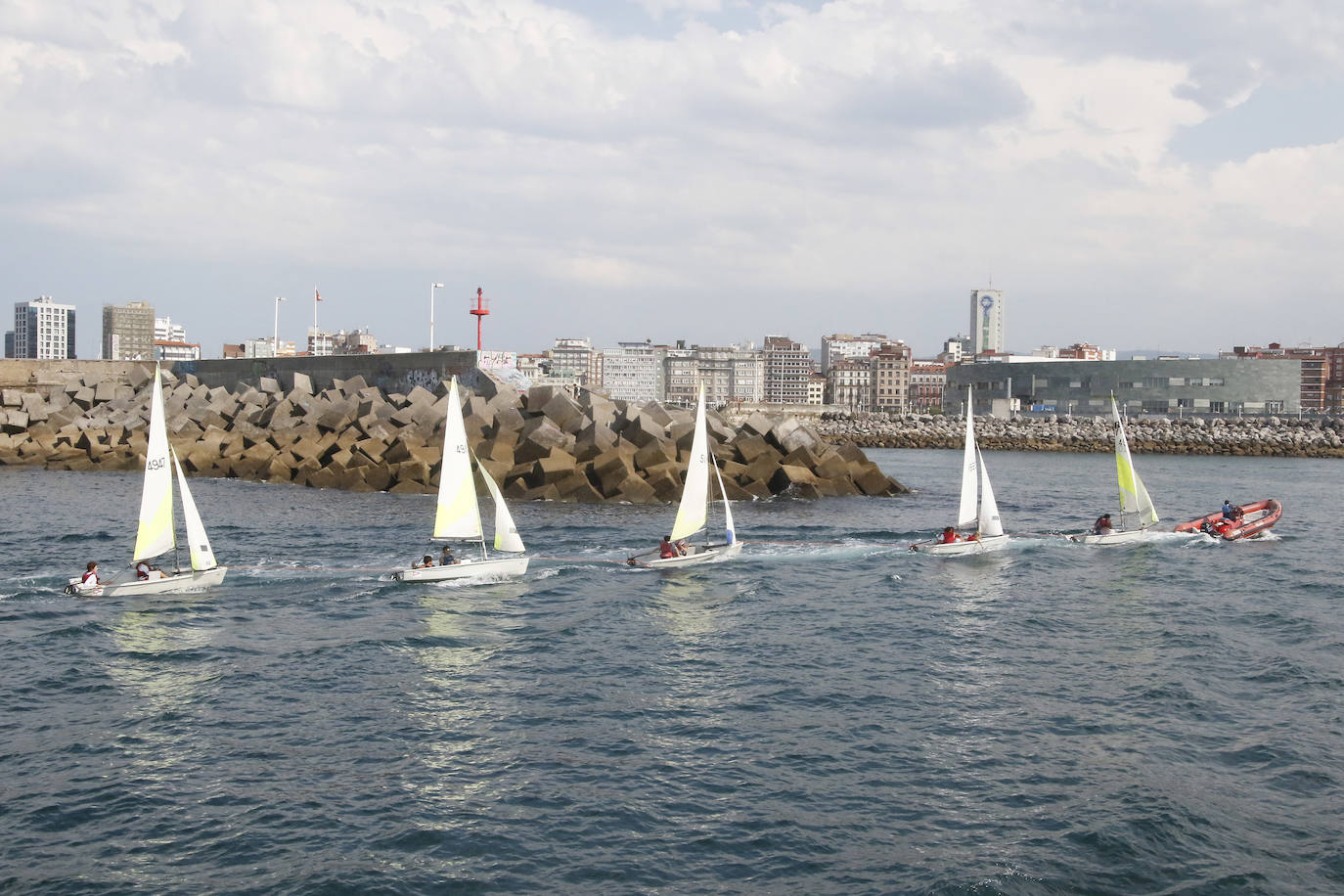 Las lanchas de pasaje de Canteli navegan todos los días por la bahía mostrando la ciudad a las personas que buscan una perspectiva diferente