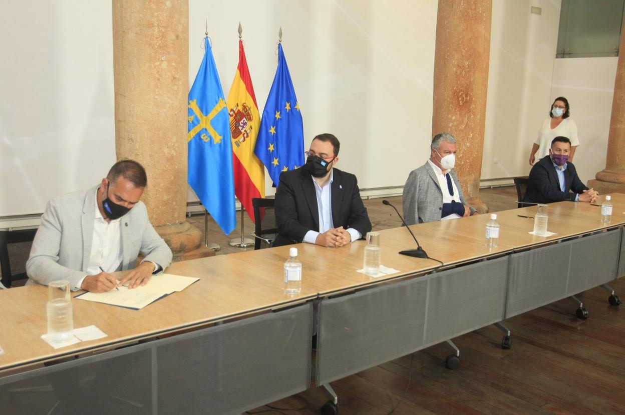 José Manuel Zapico firma el acuerdo ante la mirada del presidente del Principado, Adrián Barbón. A su lado, Belarmino Feito y Javier Fernández Lanero, en el palacio del Conde de Toreno de Oviedo. 