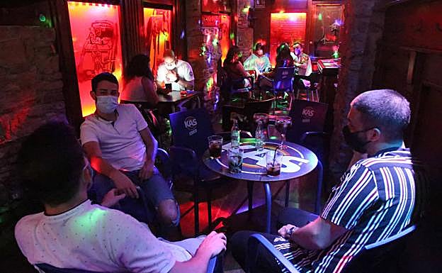 Galería. Controles policiales al cierre de los locales nocturnos ovetenses