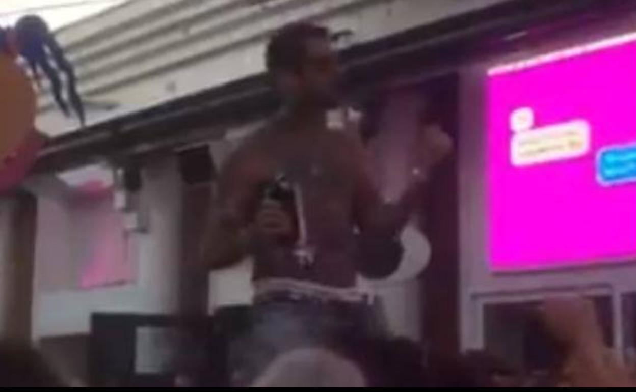 Escupiendo alcohol, sin mascarilla y sin distancia de seguridad en una discoteca de Málaga