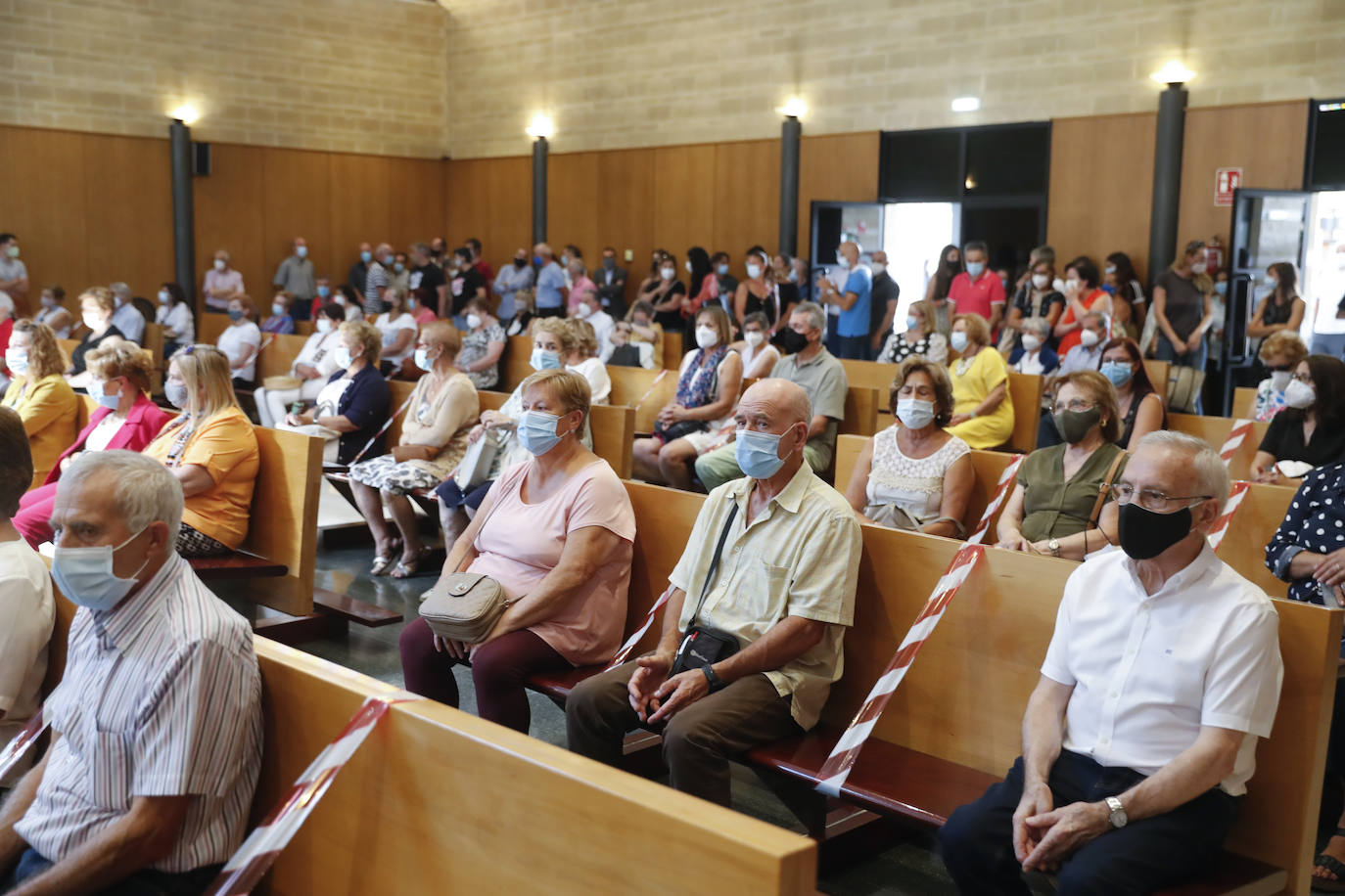 Gijón ha despedido este lunes a Jorge Rodríguez Crego, el asturiano que perdió la vida el pasado fin de semana en un accidente de tráfico en la autopista A-66, a la altura de Onzonilla (León) mientras viajaba a a Béjar con su mujer y sus dos hijas. El tanatorio de Cabueñes se ha quedado pequeño esta tarde para darle el último adiós a Jorge, de 44 años, cuyo padre, Emilio, lleva años presidiendo la asociación de vecinos de Poniente. 