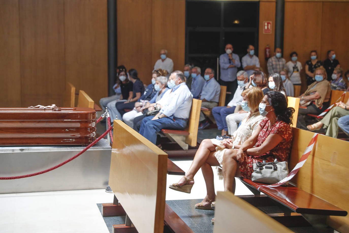 Gijón ha despedido este lunes a Jorge Rodríguez Crego, el asturiano que perdió la vida el pasado fin de semana en un accidente de tráfico en la autopista A-66, a la altura de Onzonilla (León) mientras viajaba a a Béjar con su mujer y sus dos hijas. El tanatorio de Cabueñes se ha quedado pequeño esta tarde para darle el último adiós a Jorge, de 44 años, cuyo padre, Emilio, lleva años presidiendo la asociación de vecinos de Poniente. 