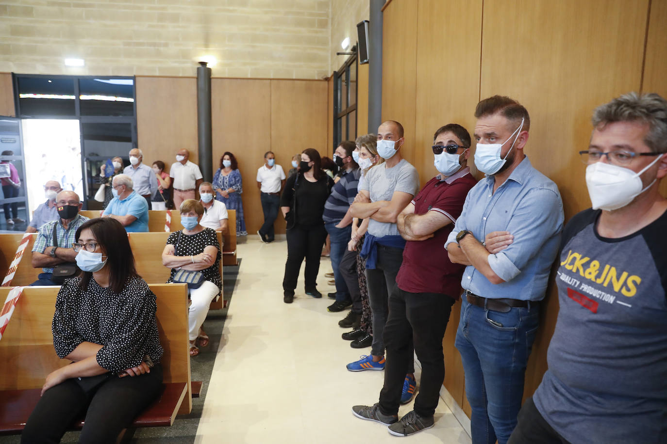 Gijón ha despedido este lunes a Jorge Rodríguez Crego, el asturiano que perdió la vida el pasado fin de semana en un accidente de tráfico en la autopista A-66, a la altura de Onzonilla (León) mientras viajaba a a Béjar con su mujer y sus dos hijas. El tanatorio de Cabueñes se ha quedado pequeño esta tarde para darle el último adiós a Jorge, de 44 años, cuyo padre, Emilio, lleva años presidiendo la asociación de vecinos de Poniente. 