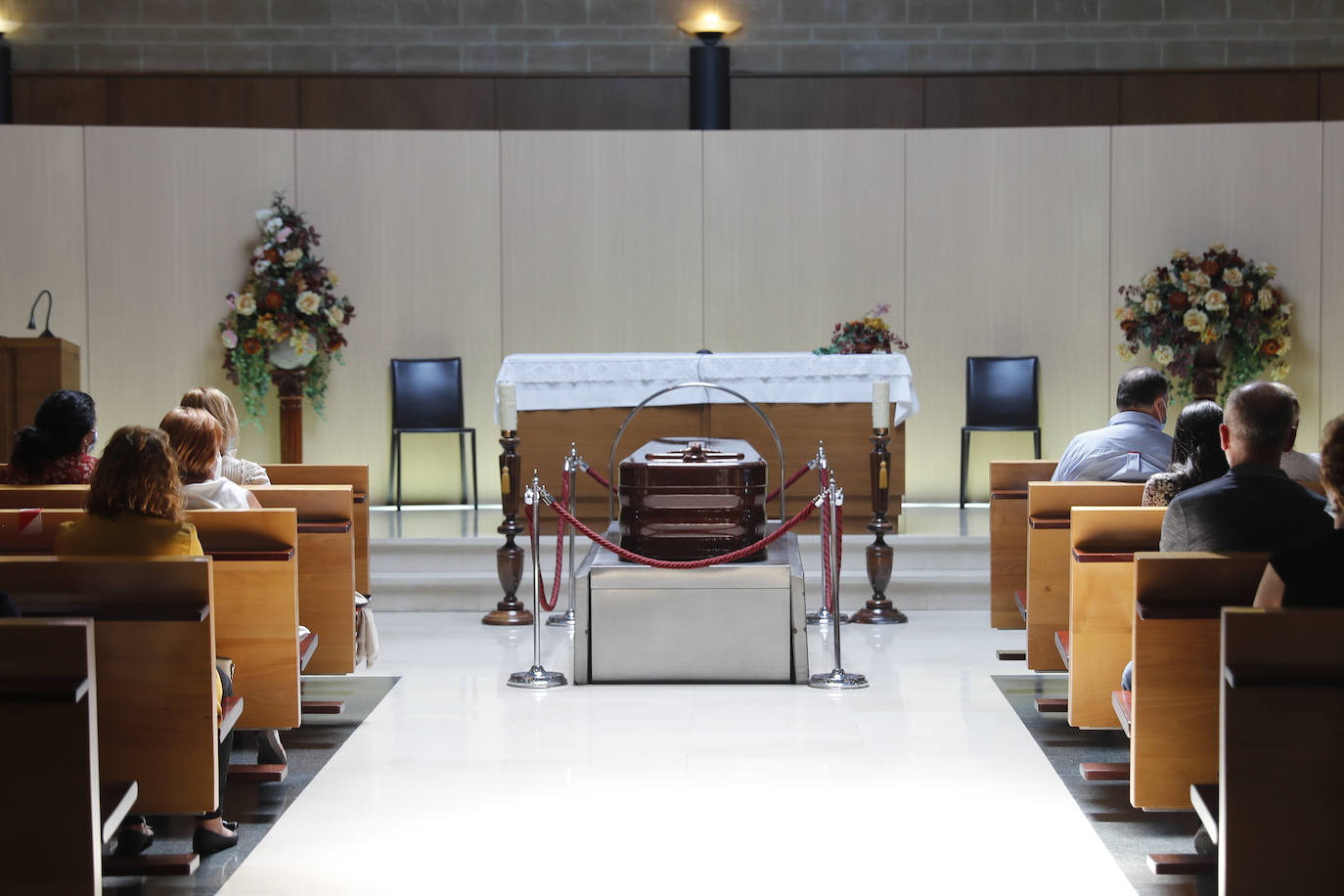 Gijón ha despedido este lunes a Jorge Rodríguez Crego, el asturiano que perdió la vida el pasado fin de semana en un accidente de tráfico en la autopista A-66, a la altura de Onzonilla (León) mientras viajaba a a Béjar con su mujer y sus dos hijas. El tanatorio de Cabueñes se ha quedado pequeño esta tarde para darle el último adiós a Jorge, de 44 años, cuyo padre, Emilio, lleva años presidiendo la asociación de vecinos de Poniente. 