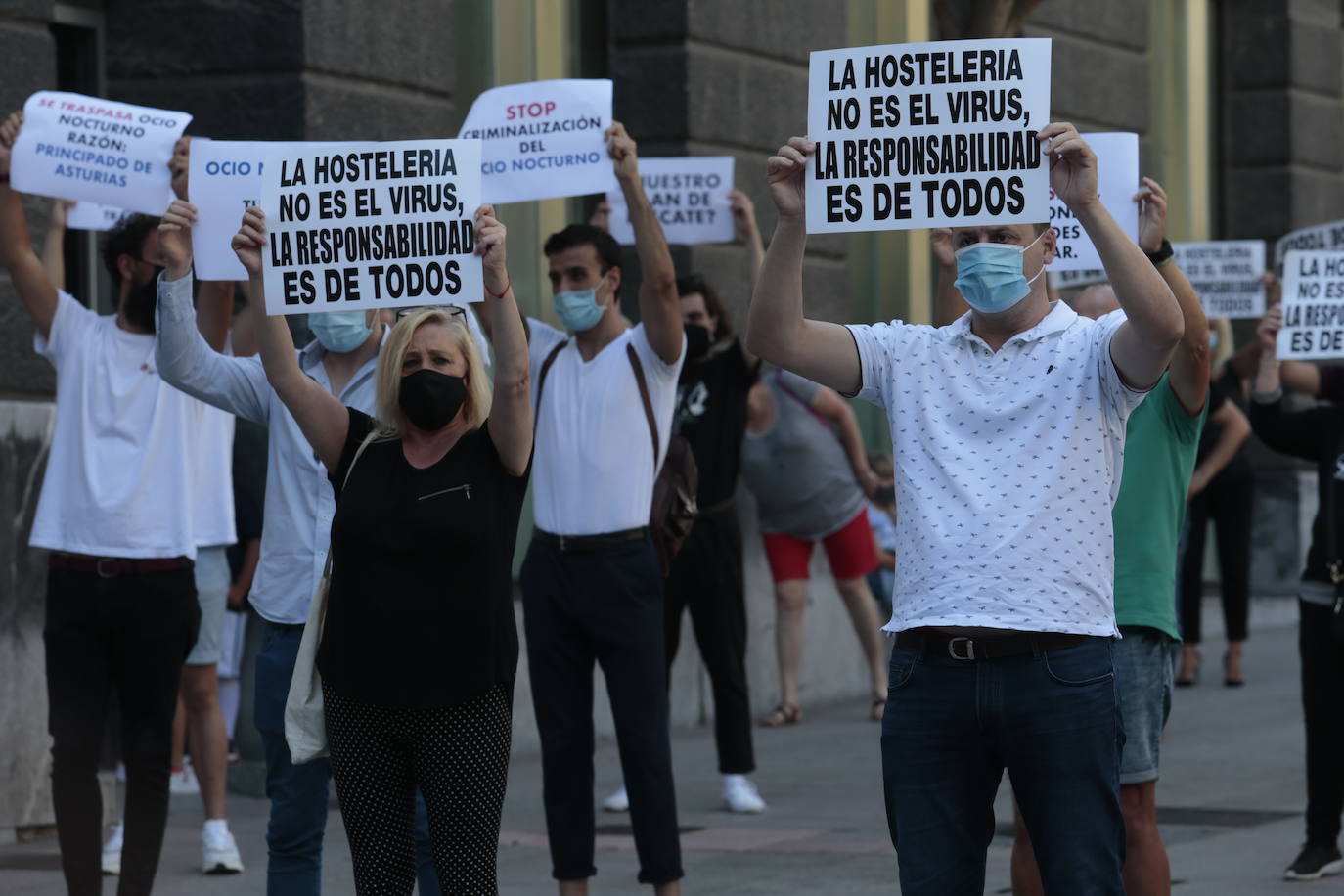 Hosteleros y empresarios de ocio nocturno de todo el Principado se han manifestado este lunes en Oviedo para reclamar al Gobierno regional que no se «criminalice» al sector. Además, han pedido la ampliación del horarios hasta las 4.00 horas, la aplicación de ERTE por fuerza mayor para los locales que quieran cerrar hasta junio del 2021, la exención del 80 por ciento de las cotizaciones para lo que permanezcan abiertos y un plan de ayudas para los alquileres. 