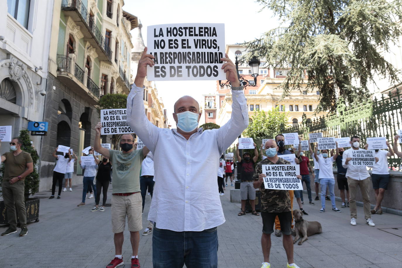 Hosteleros y empresarios de ocio nocturno de todo el Principado se han manifestado este lunes en Oviedo para reclamar al Gobierno regional que no se «criminalice» al sector. Además, han pedido la ampliación del horarios hasta las 4.00 horas, la aplicación de ERTE por fuerza mayor para los locales que quieran cerrar hasta junio del 2021, la exención del 80 por ciento de las cotizaciones para lo que permanezcan abiertos y un plan de ayudas para los alquileres. 