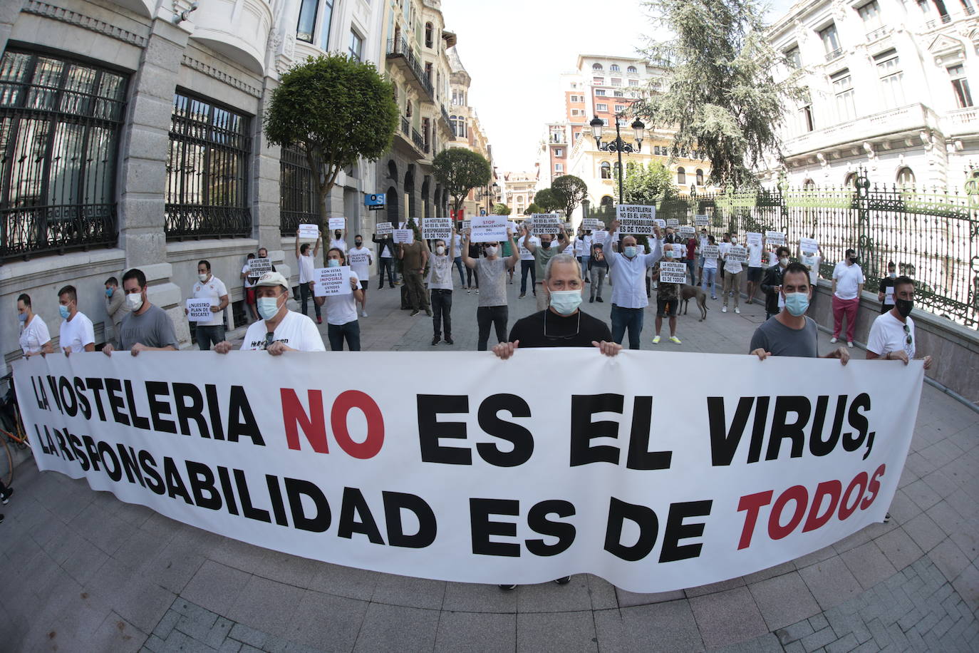 Hosteleros y empresarios de ocio nocturno de todo el Principado se han manifestado este lunes en Oviedo para reclamar al Gobierno regional que no se «criminalice» al sector. Además, han pedido la ampliación del horarios hasta las 4.00 horas, la aplicación de ERTE por fuerza mayor para los locales que quieran cerrar hasta junio del 2021, la exención del 80 por ciento de las cotizaciones para lo que permanezcan abiertos y un plan de ayudas para los alquileres. 