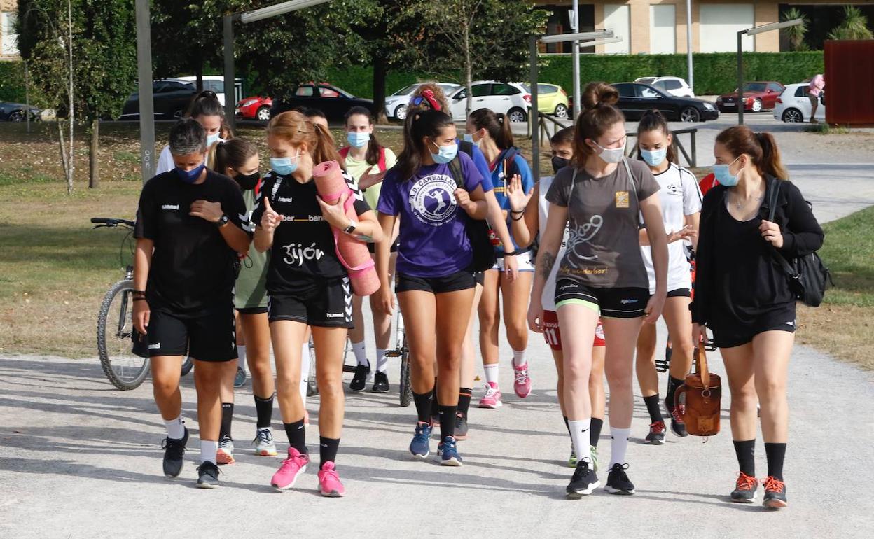 Las jugadoras del Liberbank Gijón llegan al Parque Fluvial de Viesques para su primer entrenamiento.