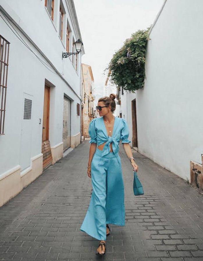 El mes de agosto significa para muchos el mes de las vacaciones. Ese momento en el que nos preparamos para pasar unas semanas de relax y en el que toca decidir qué llevar en la maleta. Por eso nos hemos fijado en los looks que las influencers han estado compartiendo durante estas semanas y que han lucido en los diferentes destinos vacacionales. Todos ellos looks cómodos, fresquitos y sobre todo estilosos con los que tú también podrás inspirarte y sacar las mejores ideas para los estilismos que vayas a lucir en las próximas semanas. Un total de 31 looks veraniegos para que vistas cada día del mes de agosto y con los que triunfarás sí o sí. ¡Toma nota!