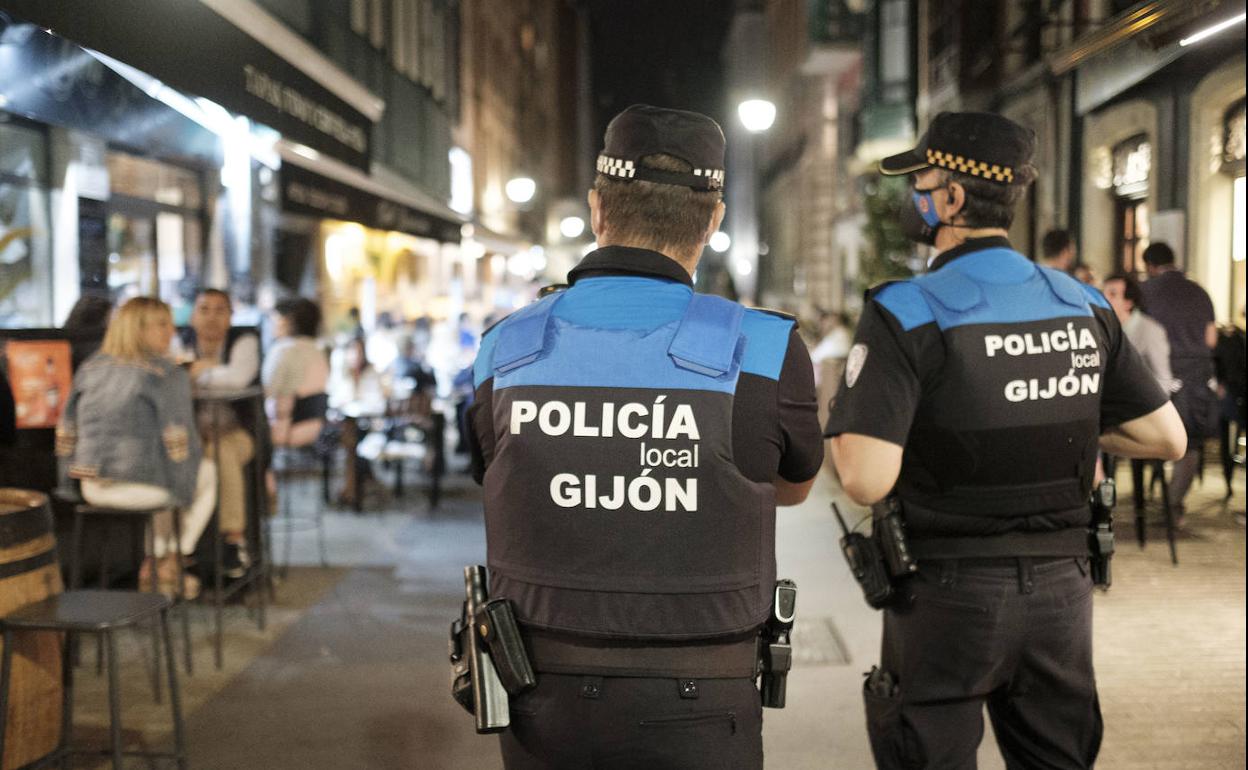 Agentes de la Policía Local de Gijón controlando las medidas de seguridad en los locales de ocio nocturno. 