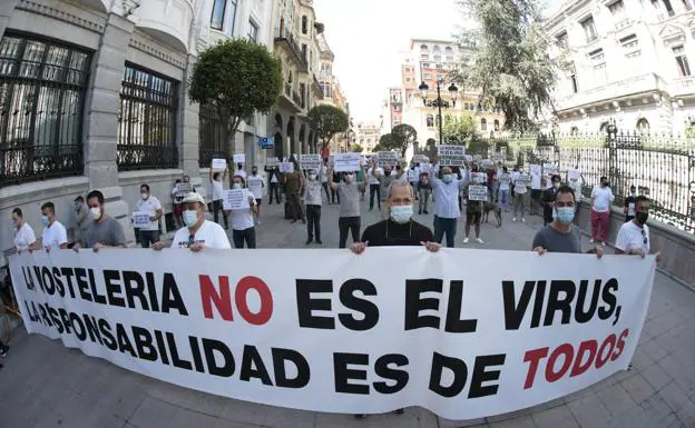 Hosteleros, durante la protesta en Oviedo 