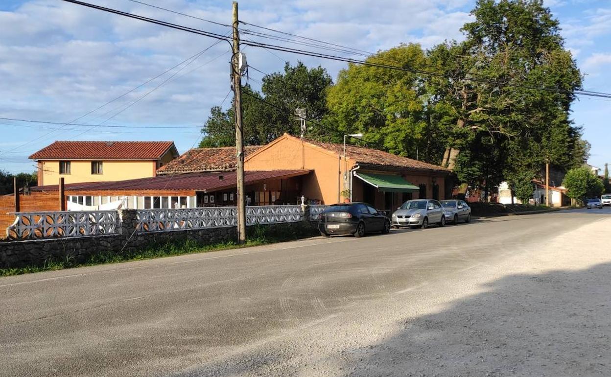 Uno de los establecimientos hosteleros cerrados en Llanes.