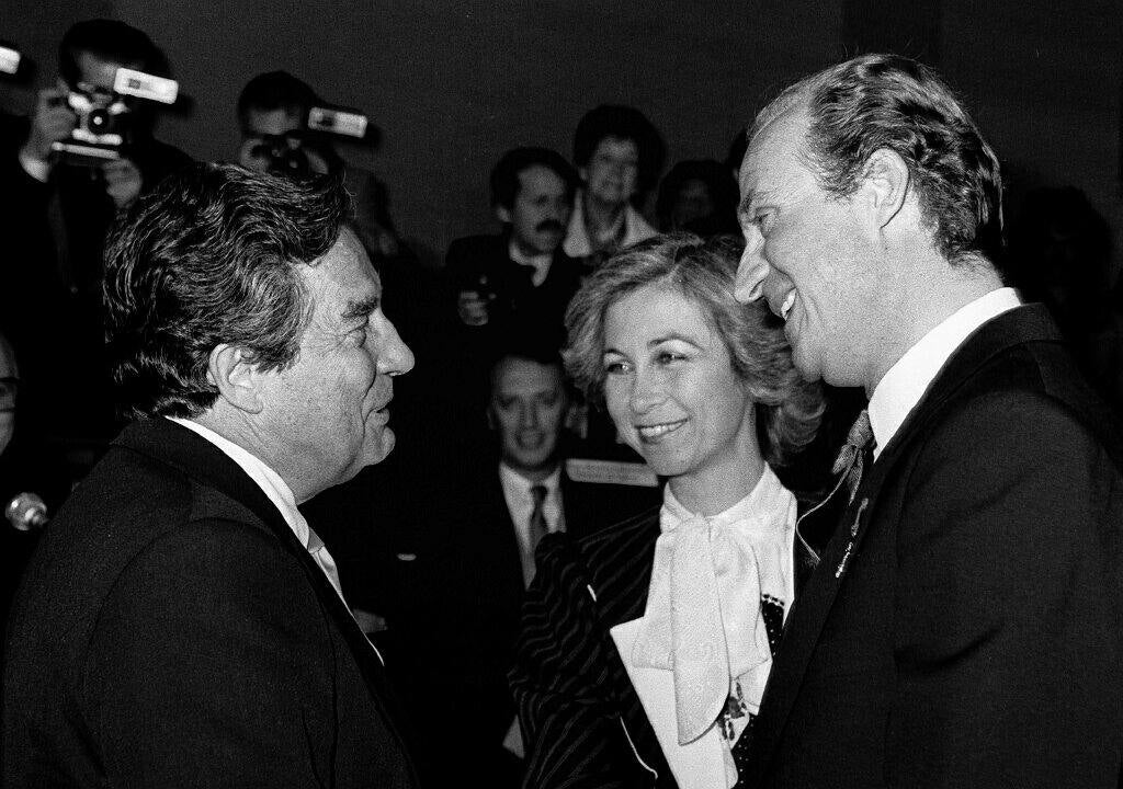 Asturias ha estado muy presente en el reinado de Juan Carlos I. El heredero de la Corona ostenta el título de Príncipe de esta tierra y a ella acudió don Juan Carlos por vez primera en 1955, con solo 17 años, para visitar el pozo Nicolasa y en 1971 pisó Covadonga. Pero también tuvo oportunidad de bajar a la mina, en concreto al pozo María Luisa en mayo de 1976, solo siete meses después de convertirse en Rey de España. Además, el Rey emérito arropó a Felipe VI cuando todavía era Príncipe de Asturias en sus primeros actos públicos entregando sus Premios en el Campoamor; ha visitado Asturias para inaugurar espacios públicos de distinta índole, para apoyar especialmente todo lo que tuviera que ver con la industria pisó estas tierras y para protagonizar otros actos institucionales.