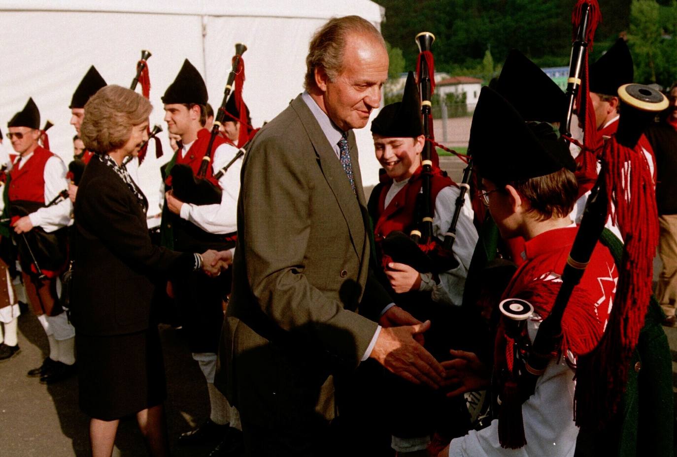 Asturias ha estado muy presente en el reinado de Juan Carlos I. El heredero de la Corona ostenta el título de Príncipe de esta tierra y a ella acudió don Juan Carlos por vez primera en 1955, con solo 17 años, para visitar el pozo Nicolasa y en 1971 pisó Covadonga. Pero también tuvo oportunidad de bajar a la mina, en concreto al pozo María Luisa en mayo de 1976, solo siete meses después de convertirse en Rey de España. Además, el Rey emérito arropó a Felipe VI cuando todavía era Príncipe de Asturias en sus primeros actos públicos entregando sus Premios en el Campoamor; ha visitado Asturias para inaugurar espacios públicos de distinta índole, para apoyar especialmente todo lo que tuviera que ver con la industria pisó estas tierras y para protagonizar otros actos institucionales.