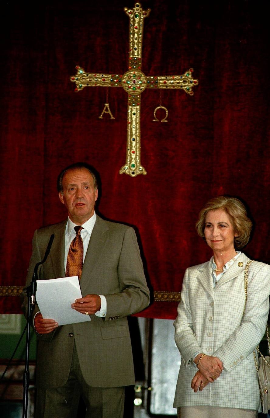 Asturias ha estado muy presente en el reinado de Juan Carlos I. El heredero de la Corona ostenta el título de Príncipe de esta tierra y a ella acudió don Juan Carlos por vez primera en 1955, con solo 17 años, para visitar el pozo Nicolasa y en 1971 pisó Covadonga. Pero también tuvo oportunidad de bajar a la mina, en concreto al pozo María Luisa en mayo de 1976, solo siete meses después de convertirse en Rey de España. Además, el Rey emérito arropó a Felipe VI cuando todavía era Príncipe de Asturias en sus primeros actos públicos entregando sus Premios en el Campoamor; ha visitado Asturias para inaugurar espacios públicos de distinta índole, para apoyar especialmente todo lo que tuviera que ver con la industria pisó estas tierras y para protagonizar otros actos institucionales.