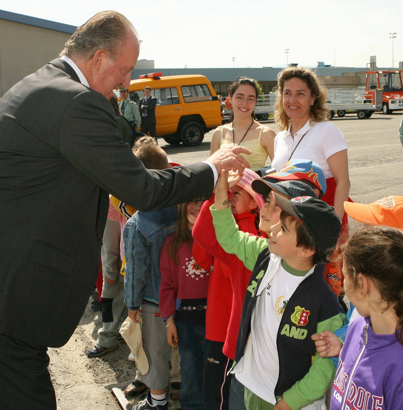 Asturias ha estado muy presente en el reinado de Juan Carlos I. El heredero de la Corona ostenta el título de Príncipe de esta tierra y a ella acudió don Juan Carlos por vez primera en 1955, con solo 17 años, para visitar el pozo Nicolasa y en 1971 pisó Covadonga. Pero también tuvo oportunidad de bajar a la mina, en concreto al pozo María Luisa en mayo de 1976, solo siete meses después de convertirse en Rey de España. Además, el Rey emérito arropó a Felipe VI cuando todavía era Príncipe de Asturias en sus primeros actos públicos entregando sus Premios en el Campoamor; ha visitado Asturias para inaugurar espacios públicos de distinta índole, para apoyar especialmente todo lo que tuviera que ver con la industria pisó estas tierras y para protagonizar otros actos institucionales.