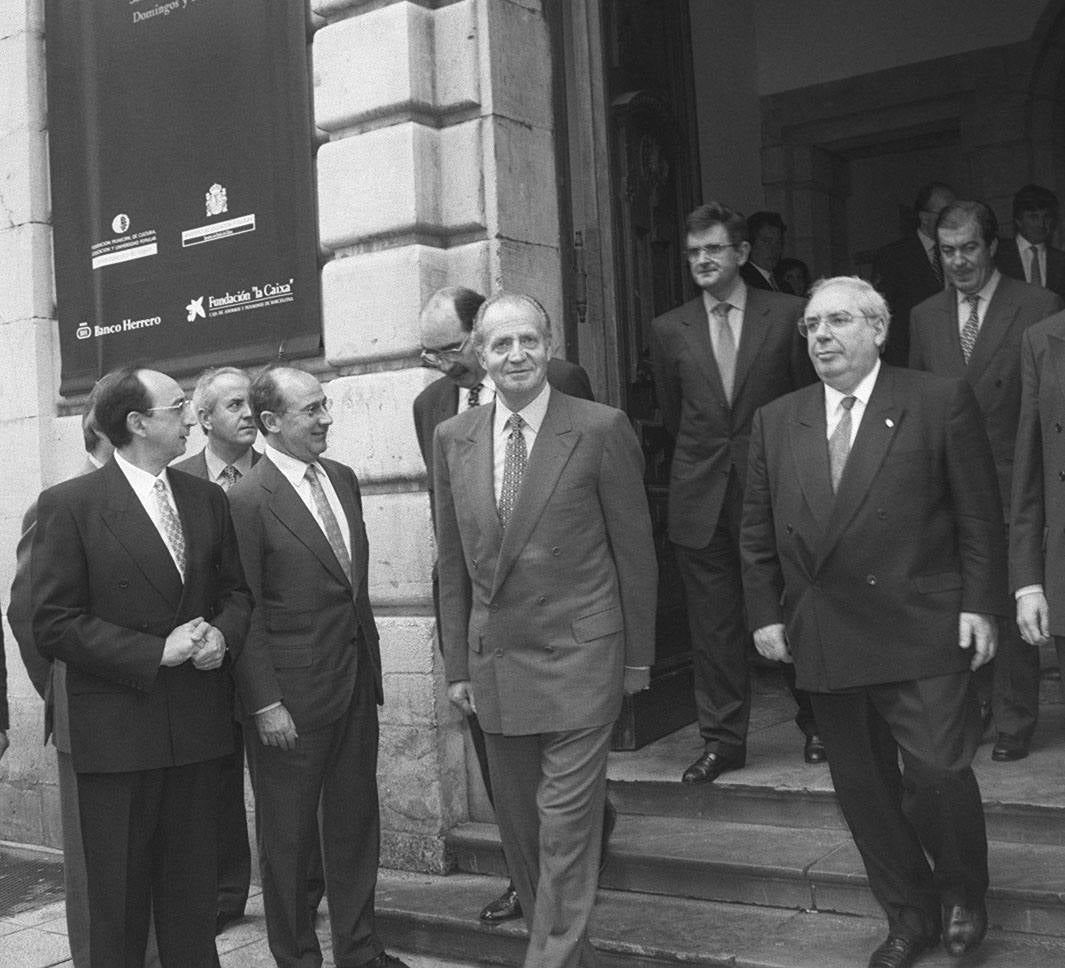 Asturias ha estado muy presente en el reinado de Juan Carlos I. El heredero de la Corona ostenta el título de Príncipe de esta tierra y a ella acudió don Juan Carlos por vez primera en 1955, con solo 17 años, para visitar el pozo Nicolasa y en 1971 pisó Covadonga. Pero también tuvo oportunidad de bajar a la mina, en concreto al pozo María Luisa en mayo de 1976, solo siete meses después de convertirse en Rey de España. Además, el Rey emérito arropó a Felipe VI cuando todavía era Príncipe de Asturias en sus primeros actos públicos entregando sus Premios en el Campoamor; ha visitado Asturias para inaugurar espacios públicos de distinta índole, para apoyar especialmente todo lo que tuviera que ver con la industria pisó estas tierras y para protagonizar otros actos institucionales.