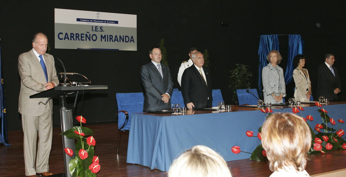 Asturias ha estado muy presente en el reinado de Juan Carlos I. El heredero de la Corona ostenta el título de Príncipe de esta tierra y a ella acudió don Juan Carlos por vez primera en 1955, con solo 17 años, para visitar el pozo Nicolasa y en 1971 pisó Covadonga. Pero también tuvo oportunidad de bajar a la mina, en concreto al pozo María Luisa en mayo de 1976, solo siete meses después de convertirse en Rey de España. Además, el Rey emérito arropó a Felipe VI cuando todavía era Príncipe de Asturias en sus primeros actos públicos entregando sus Premios en el Campoamor; ha visitado Asturias para inaugurar espacios públicos de distinta índole, para apoyar especialmente todo lo que tuviera que ver con la industria pisó estas tierras y para protagonizar otros actos institucionales.