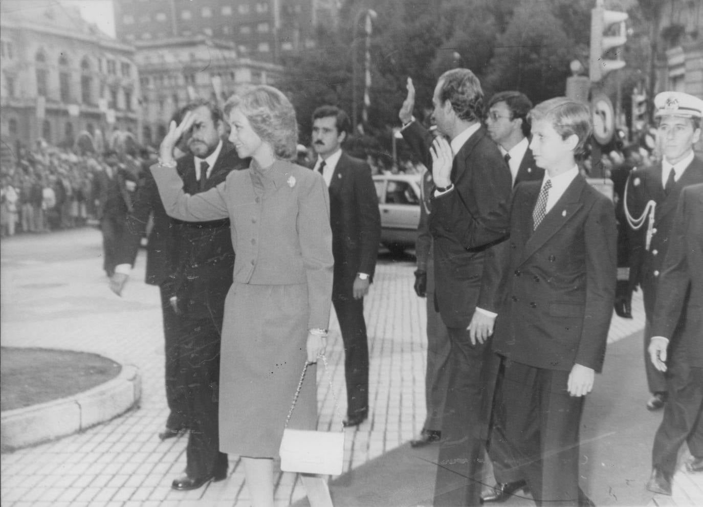 Asturias ha estado muy presente en el reinado de Juan Carlos I. El heredero de la Corona ostenta el título de Príncipe de esta tierra y a ella acudió don Juan Carlos por vez primera en 1955, con solo 17 años, para visitar el pozo Nicolasa y en 1971 pisó Covadonga. Pero también tuvo oportunidad de bajar a la mina, en concreto al pozo María Luisa en mayo de 1976, solo siete meses después de convertirse en Rey de España. Además, el Rey emérito arropó a Felipe VI cuando todavía era Príncipe de Asturias en sus primeros actos públicos entregando sus Premios en el Campoamor; ha visitado Asturias para inaugurar espacios públicos de distinta índole, para apoyar especialmente todo lo que tuviera que ver con la industria pisó estas tierras y para protagonizar otros actos institucionales.