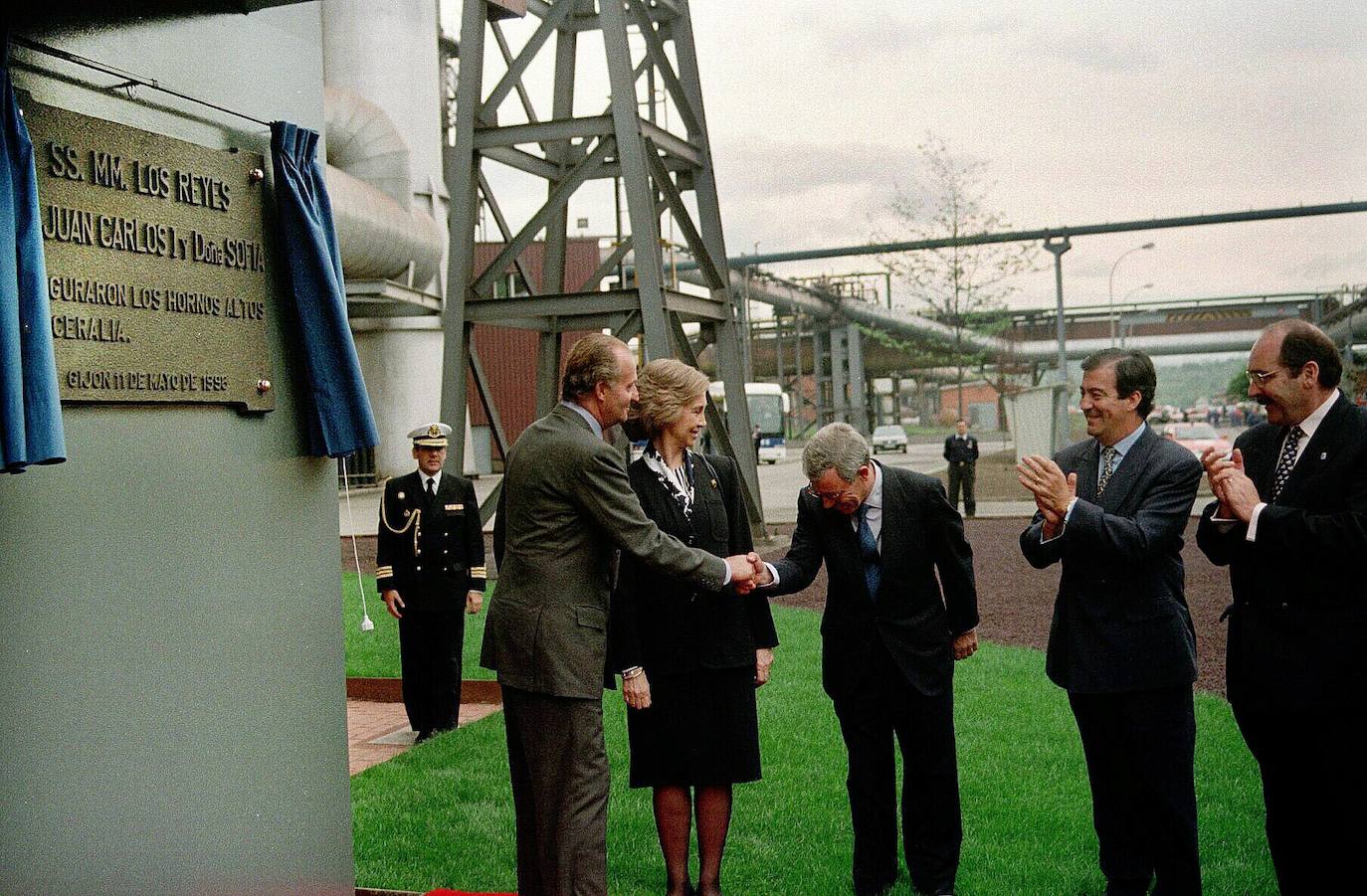 Asturias ha estado muy presente en el reinado de Juan Carlos I. El heredero de la Corona ostenta el título de Príncipe de esta tierra y a ella acudió don Juan Carlos por vez primera en 1955, con solo 17 años, para visitar el pozo Nicolasa y en 1971 pisó Covadonga. Pero también tuvo oportunidad de bajar a la mina, en concreto al pozo María Luisa en mayo de 1976, solo siete meses después de convertirse en Rey de España. Además, el Rey emérito arropó a Felipe VI cuando todavía era Príncipe de Asturias en sus primeros actos públicos entregando sus Premios en el Campoamor; ha visitado Asturias para inaugurar espacios públicos de distinta índole, para apoyar especialmente todo lo que tuviera que ver con la industria pisó estas tierras y para protagonizar otros actos institucionales.