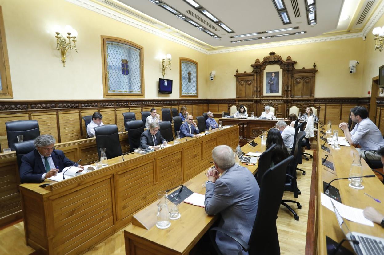 El Pleno celebrado ayer, aún con gran parte de la Corporación participando de forma telemática como medida preventiva. 