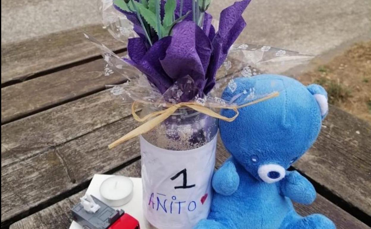 Peluche y flores en recuerdo del bebé asesinado. 