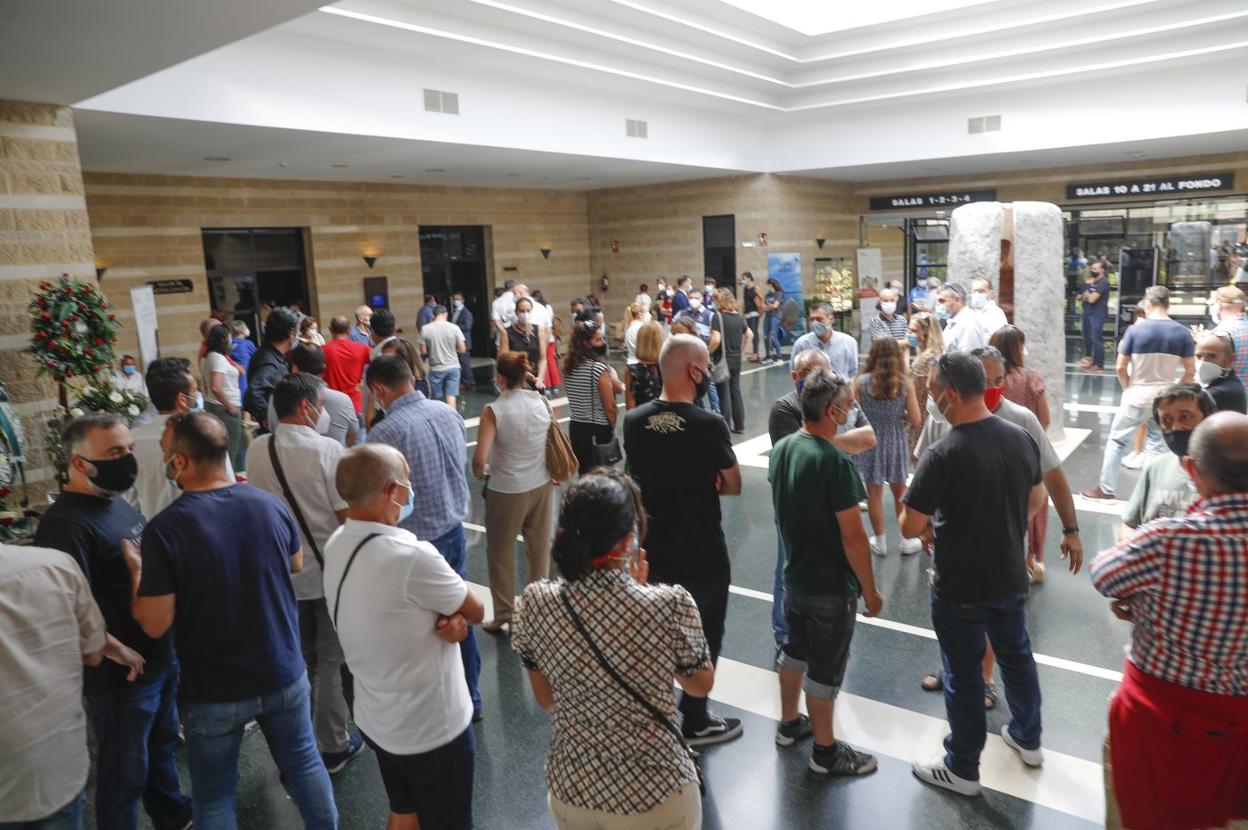 Cientos de personas acudieron a la despedida de Jorge Rodríguez Crego en el tanatorio de Cabueñes. 