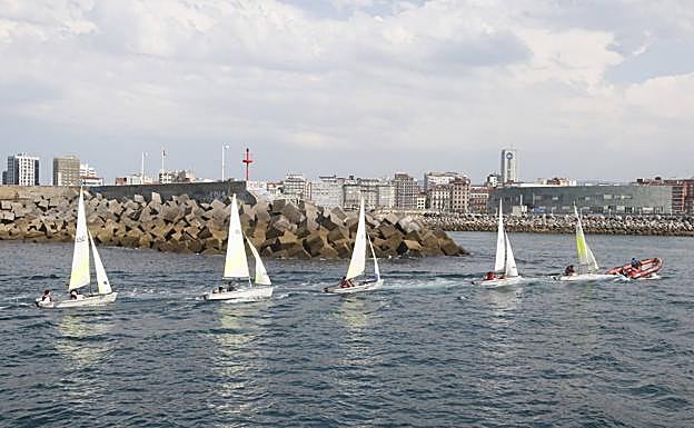 Veleros y motos acuáticas componen asiduamente el tráfico marítimo. 