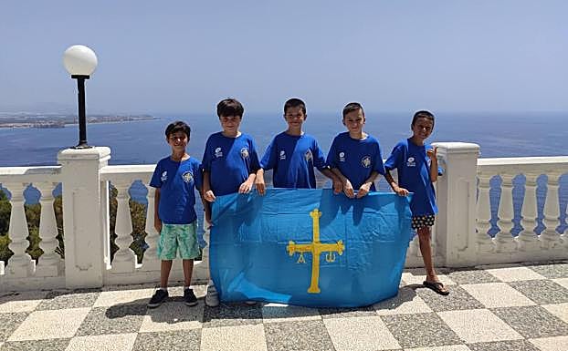 Mateo y Miguel Menéndez, Mauro Álvarez, Lionel Sierra y Nicolás Martín con la bandera asturiana 