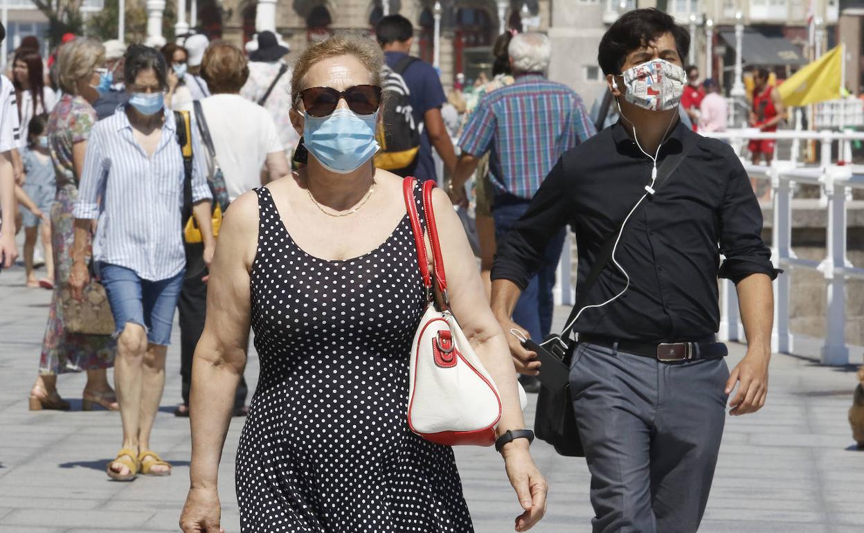 Ciudadanos con mascarilla, en Gijón. 