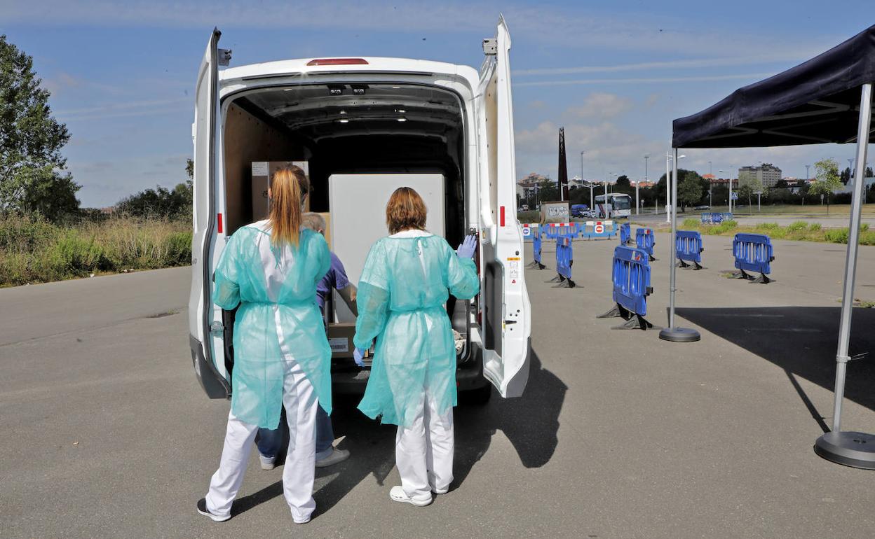 Personal sanitario, en uno de los puntos autocovid de Gijón. 