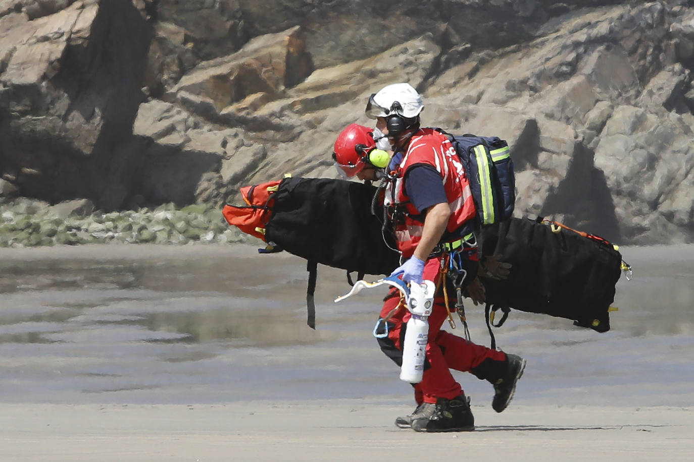 La consejera de Presidencia, Rita Camblor, asiste al simulacro de salvamento en la playa de la Cueva que realiza el helicóptero medicalizado del Sepa. Asisten también el director general de Seguridad y Estrategia Digital, Javier Fernández, y el gerente del Sepa, Óscar Rodríguez.