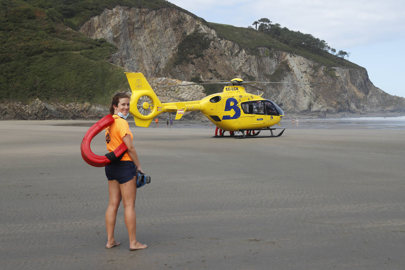 La consejera de Presidencia, Rita Camblor, asiste al simulacro de salvamento en la playa de la Cueva que realiza el helicóptero medicalizado del Sepa. Asisten también el director general de Seguridad y Estrategia Digital, Javier Fernández, y el gerente del Sepa, Óscar Rodríguez.