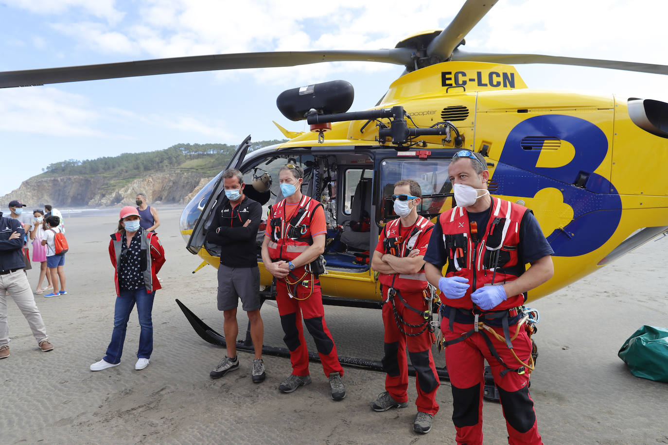 La consejera de Presidencia, Rita Camblor, asiste al simulacro de salvamento en la playa de la Cueva que realiza el helicóptero medicalizado del Sepa. Asisten también el director general de Seguridad y Estrategia Digital, Javier Fernández, y el gerente del Sepa, Óscar Rodríguez.