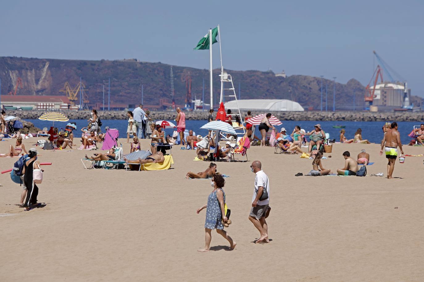 El Principado está viviendo una jornada calurosa, con temperaturas que han alcanzado los 30 grados y los asturianos tratan de refrescarse, ya sea en las playas o en el interior de la región. 