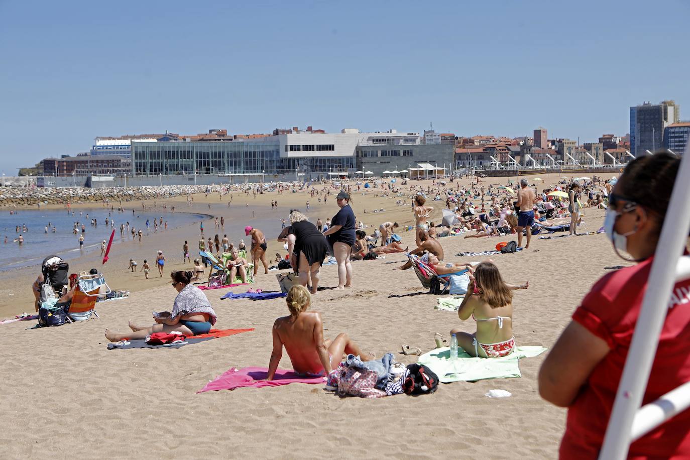 El Principado está viviendo una jornada calurosa, con temperaturas que han alcanzado los 30 grados y los asturianos tratan de refrescarse, ya sea en las playas o en el interior de la región. 