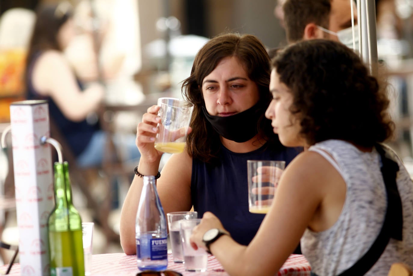 El Principado está viviendo una jornada calurosa, con temperaturas que han alcanzado los 30 grados y los asturianos tratan de refrescarse, ya sea en las playas o en el interior de la región. 