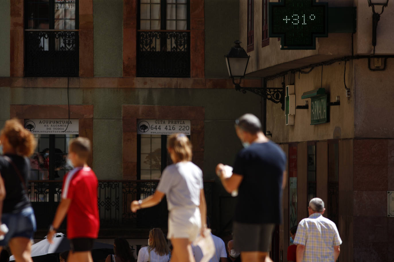 El Principado está viviendo una jornada calurosa, con temperaturas que han alcanzado los 30 grados y los asturianos tratan de refrescarse, ya sea en las playas o en el interior de la región. 