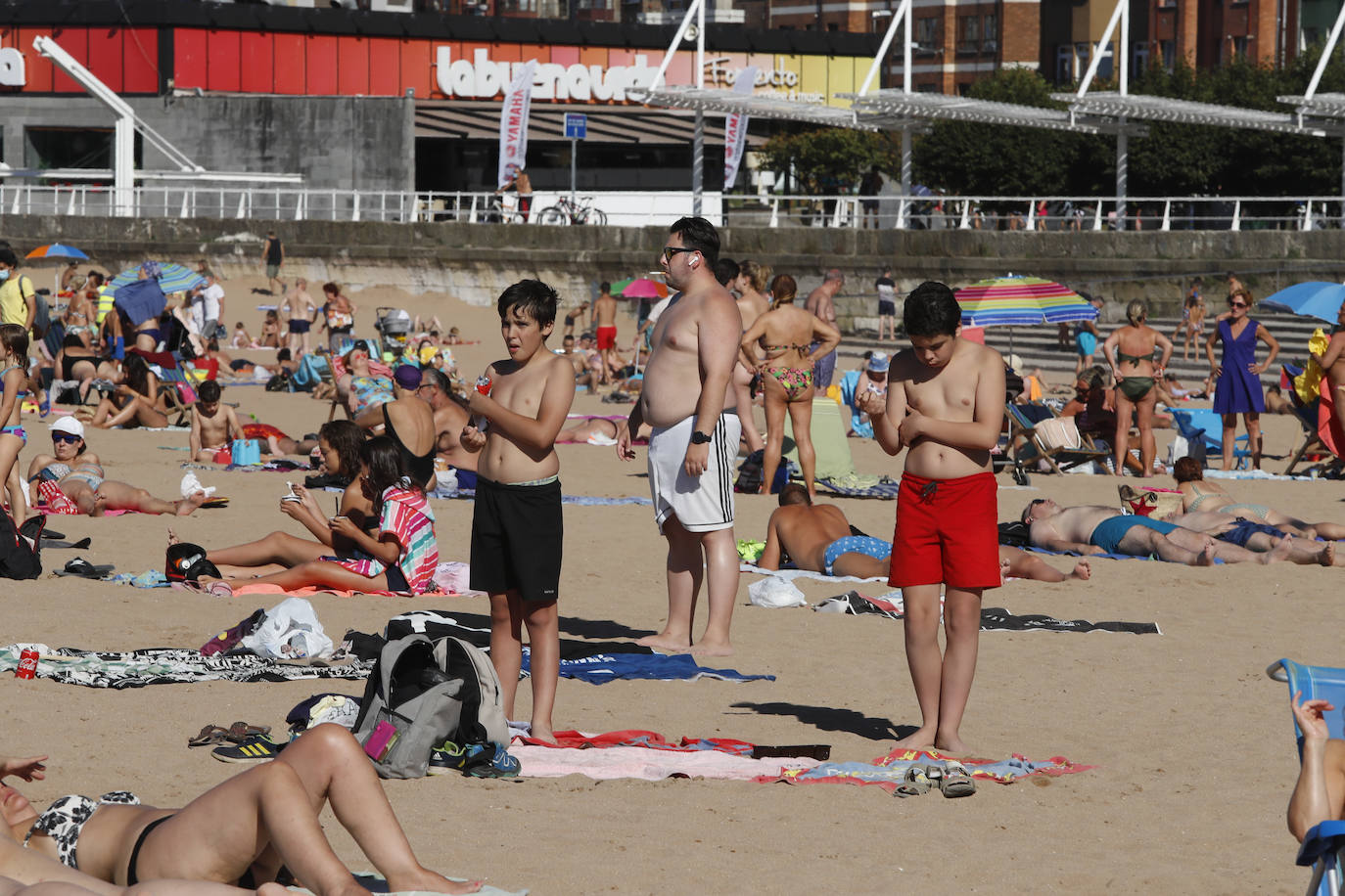 El Principado está viviendo una jornada calurosa, con temperaturas que han alcanzado los 30 grados y los asturianos tratan de refrescarse, ya sea en las playas o en el interior de la región. 