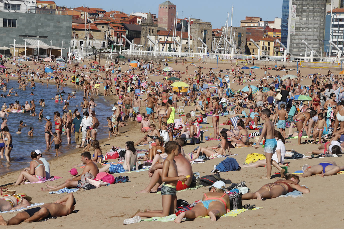 El Principado está viviendo una jornada calurosa, con temperaturas que han alcanzado los 30 grados y los asturianos tratan de refrescarse, ya sea en las playas o en el interior de la región. 