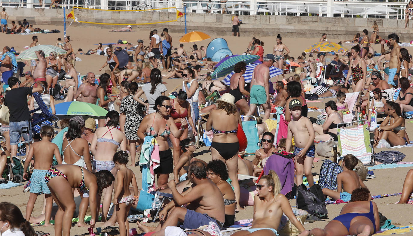 El Principado está viviendo una jornada calurosa, con temperaturas que han alcanzado los 30 grados y los asturianos tratan de refrescarse, ya sea en las playas o en el interior de la región. 