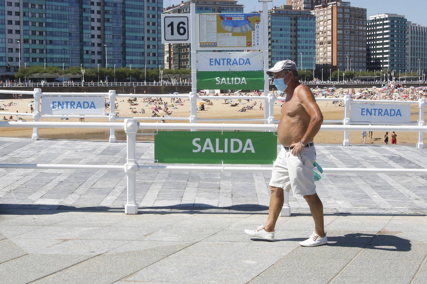 El Principado está viviendo una jornada calurosa, con temperaturas que han alcanzado los 30 grados y los asturianos tratan de refrescarse, ya sea en las playas o en el interior de la región. 