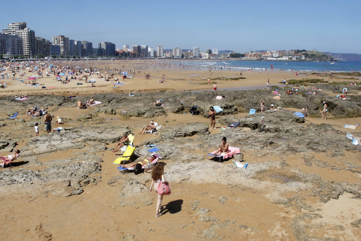 El Principado está viviendo una jornada calurosa, con temperaturas que han alcanzado los 30 grados y los asturianos tratan de refrescarse, ya sea en las playas o en el interior de la región. 