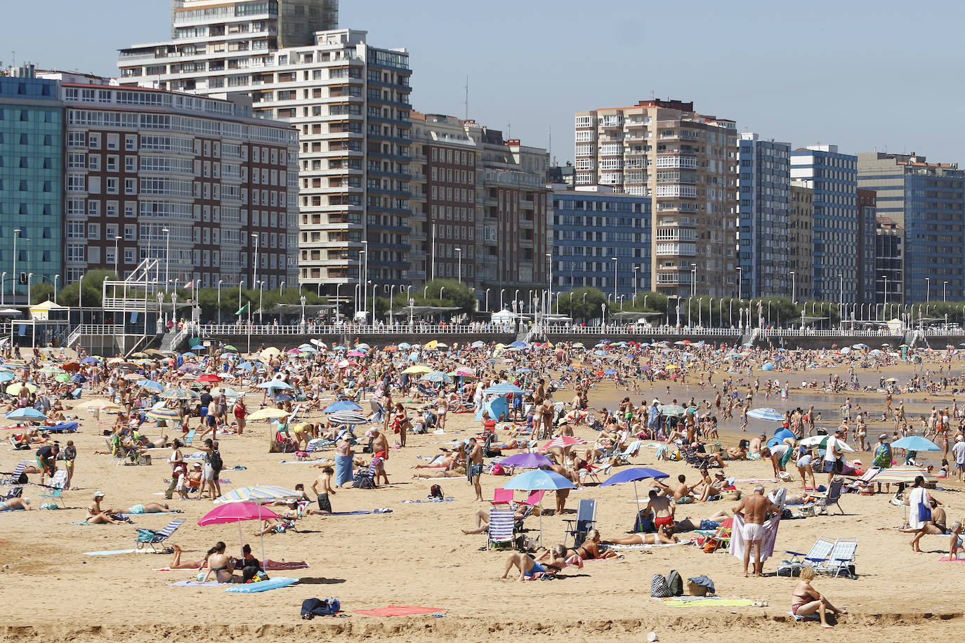 El Principado está viviendo una jornada calurosa, con temperaturas que han alcanzado los 30 grados y los asturianos tratan de refrescarse, ya sea en las playas o en el interior de la región. 