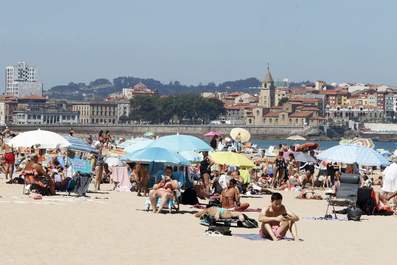 El Principado está viviendo una jornada calurosa, con temperaturas que han alcanzado los 30 grados y los asturianos tratan de refrescarse, ya sea en las playas o en el interior de la región. 