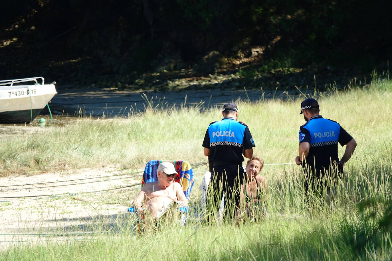 El Principado está viviendo una jornada calurosa, con temperaturas que han alcanzado los 30 grados y los asturianos tratan de refrescarse, ya sea en las playas o en el interior de la región. 