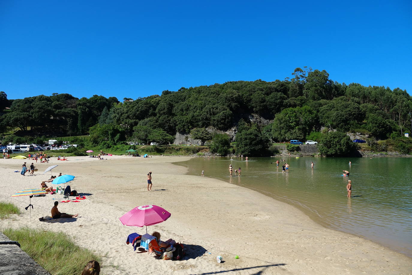 El Principado está viviendo una jornada calurosa, con temperaturas que han alcanzado los 30 grados y los asturianos tratan de refrescarse, ya sea en las playas o en el interior de la región. 