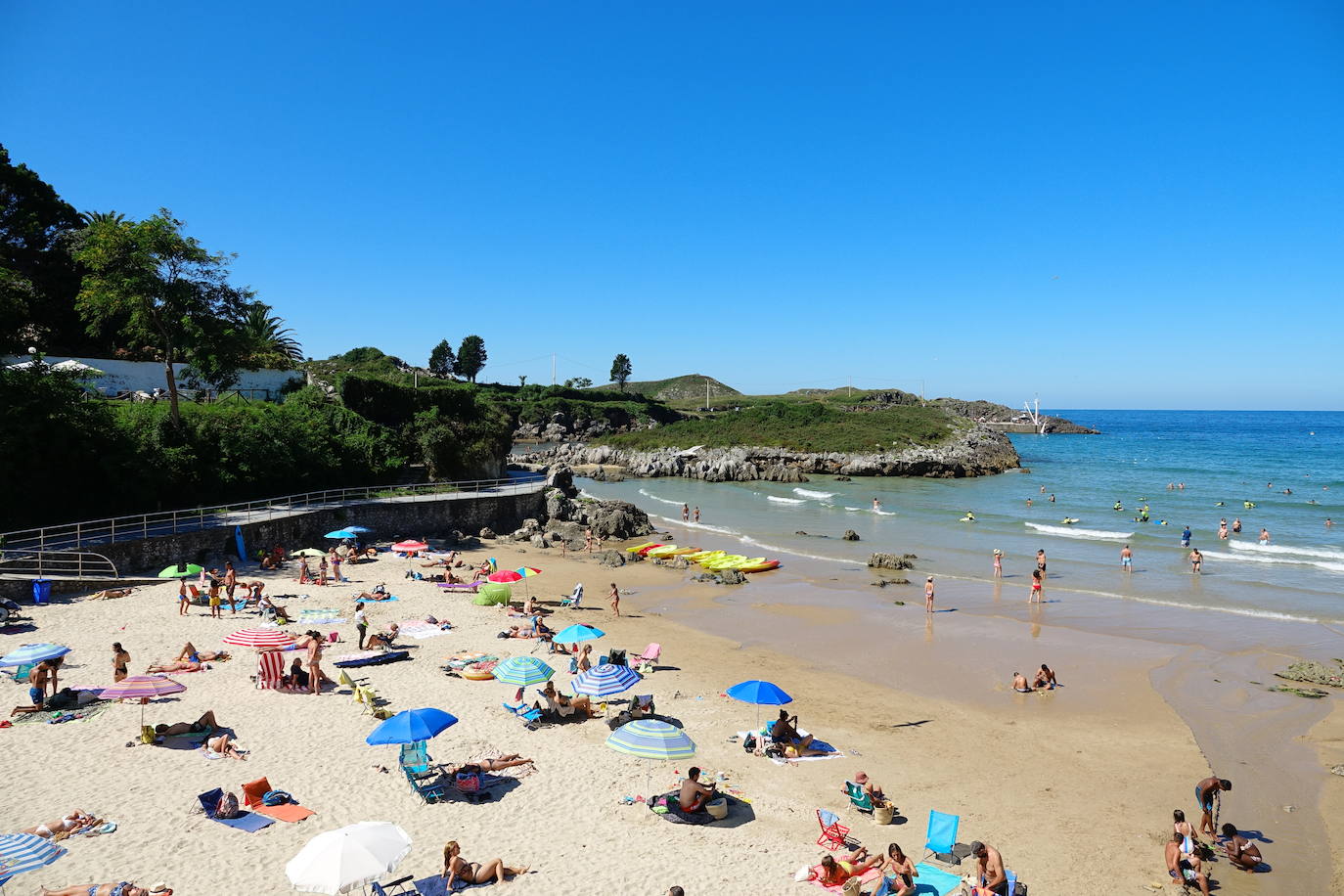 El Principado está viviendo una jornada calurosa, con temperaturas que han alcanzado los 30 grados y los asturianos tratan de refrescarse, ya sea en las playas o en el interior de la región. 