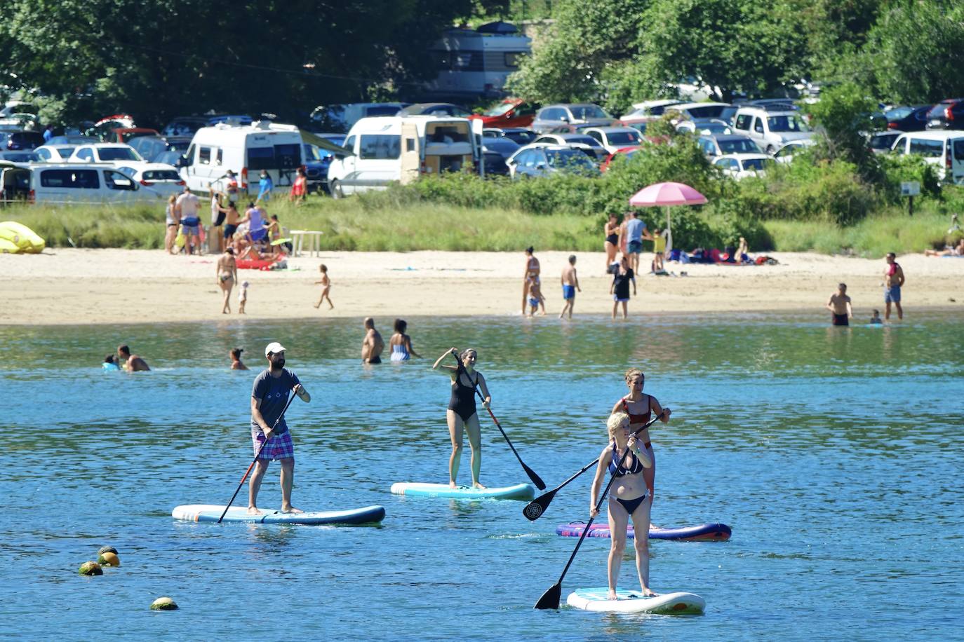 El Principado está viviendo una jornada calurosa, con temperaturas que han alcanzado los 30 grados y los asturianos tratan de refrescarse, ya sea en las playas o en el interior de la región. 