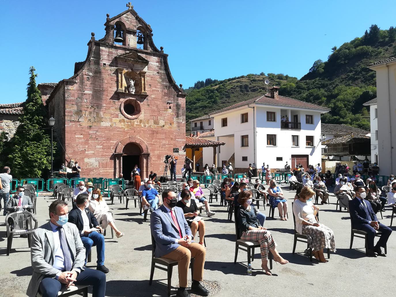 La vicepresidenta primera del Gobierno, Carmen Calvo, ha participado este miércoles en el acto de conmemoración del bicentenario del pronunciamiento militar de Rafael del Riego, celebrado en Tuña, localidad natal del general. Calvo también se ha encontrado con el presidente del Principado, Adrián Barbón, y ha visitado el Museo de Bellas Artes. 